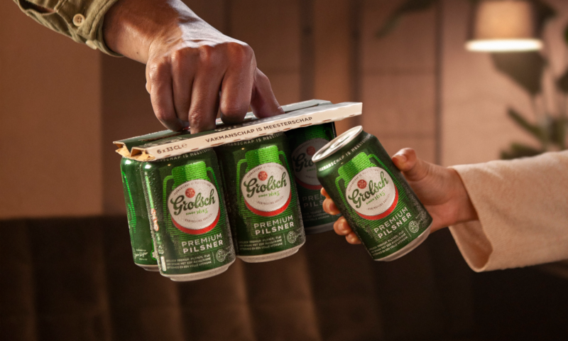 Grolsch sixpack vastgehouden door man en vrouw pakt een blikje